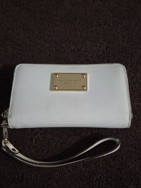 Mivhael Kors Wristlet